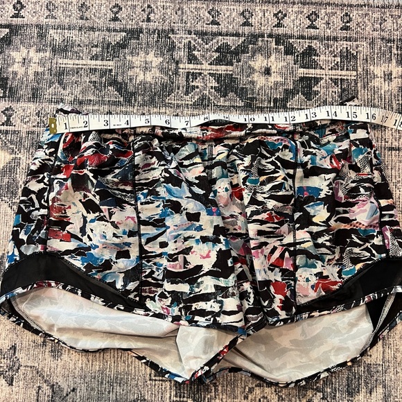 Lululemon women’s hotty hot short II size 10 tall - Picture 10 of 11